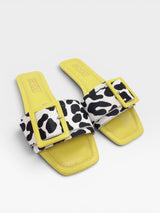 Rasteira Beyou Shoes Madagascar com estampa animal print, fivela quadrada e detalhes em napa cor limão siciliano.
