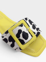 Rasteira Beyou Shoes Madagascar em napa limão siciliano com tira larga em animal print e fivela quadrada
