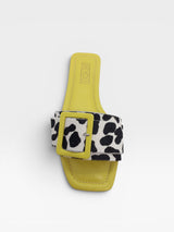 Rasteira Beyou Shoes Madagascar em napa limão siciliano com tira em animal print e fivela quadrada