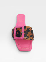 Rasteira Beyou Shoes Madagascar rosa com estampa animal print e detalhe de fivela quadrada em napa e couro