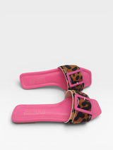 Rasteira Beyou Shoes Madagascar rosa com estampa animal print, fivela quadrada e acabamento em napa e couro.