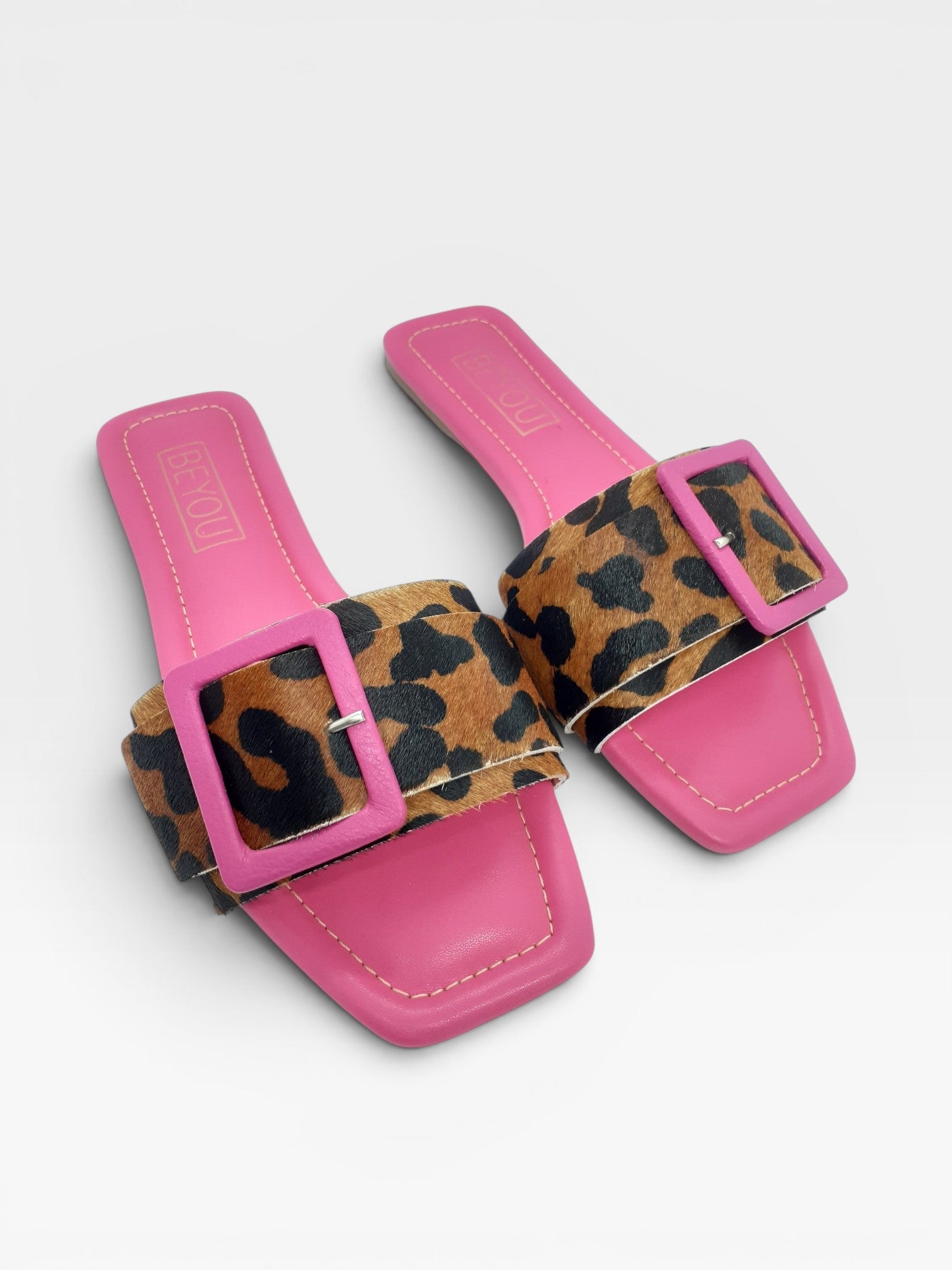 Rasteira Beyou Shoes Madagascar rosa com estampa animal print, detalhe de fivela e acabamento em napa e couro.