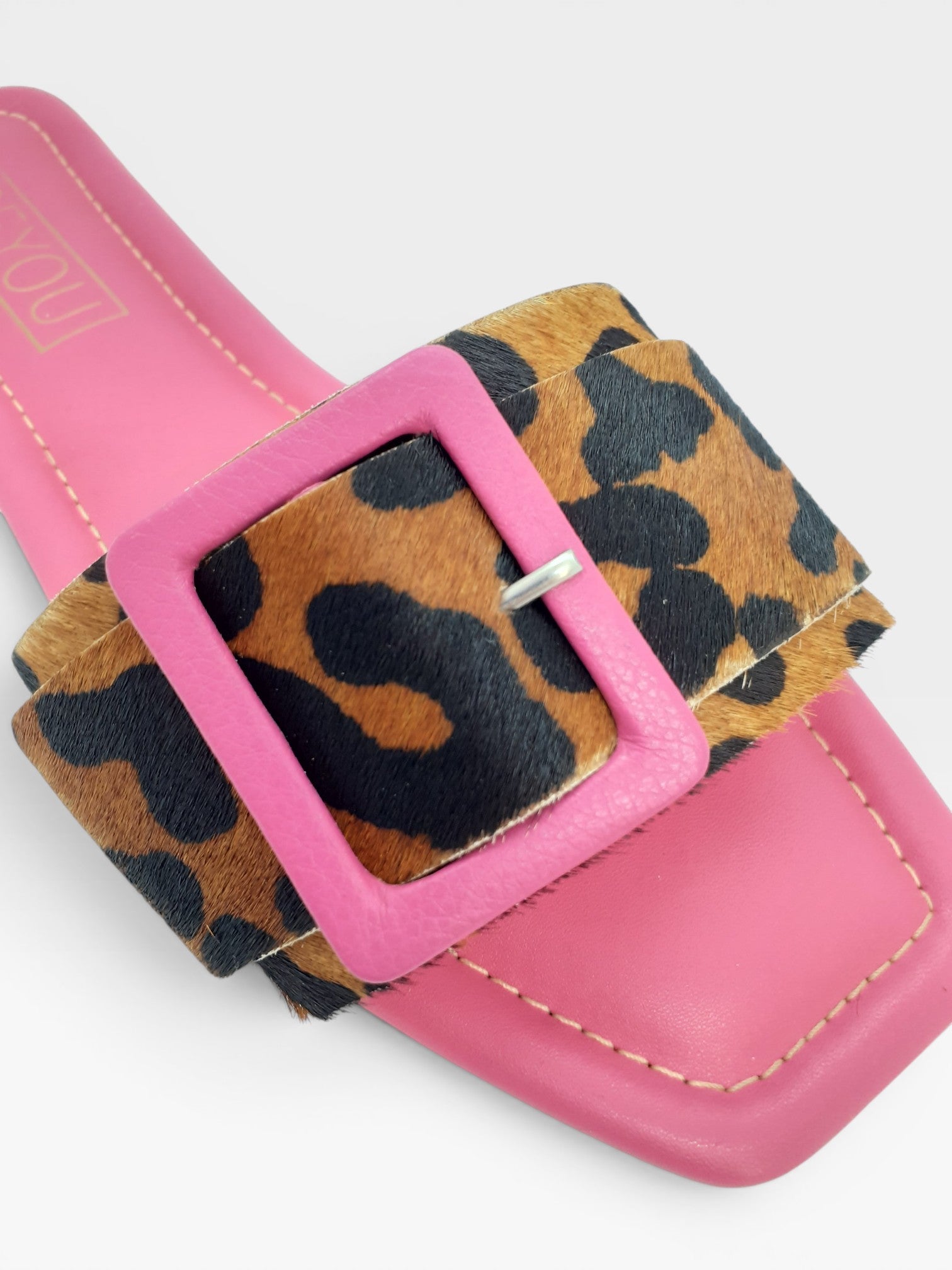 Rasteira Beyou Shoes Madagascar rosa com estampa animal print e fivela quadrada em napa e couro