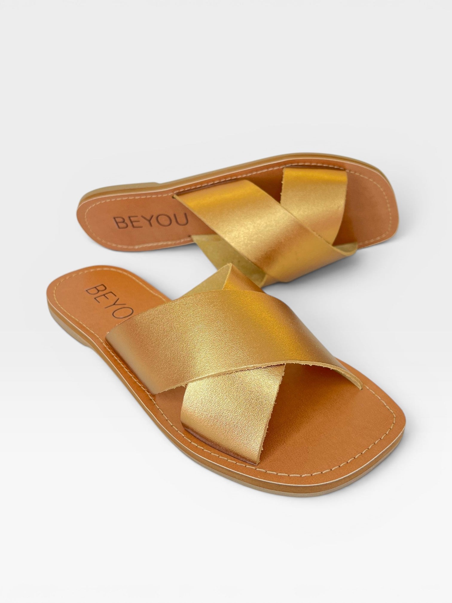 Rasteira Maldivas Beyou Shoes em couro bronze com tiras cruzadas e acabamento brilhante para um look casual elegante
