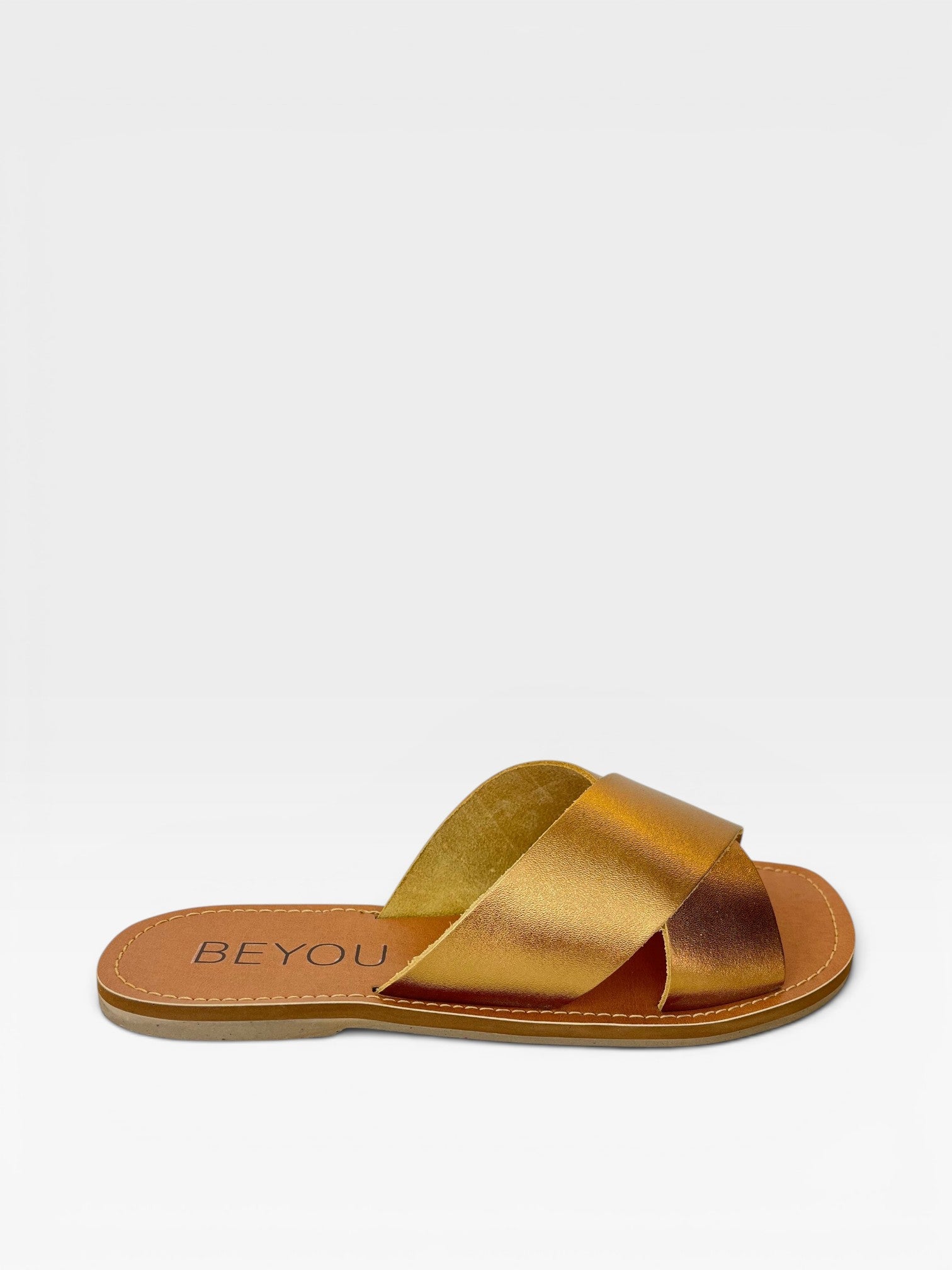 Rasteira Maldivas Beyou Shoes em couro bronze com tiras cruzadas e acabamento metalizado