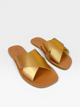 Rasteira Maldivas Beyou Shoes em couro bronze com tiras cruzadas e acabamento brilhante para um look casual de verão