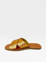 Rasteira Maldivas Beyou Shoes em couro bronze com tiras cruzadas e acabamento metalizado