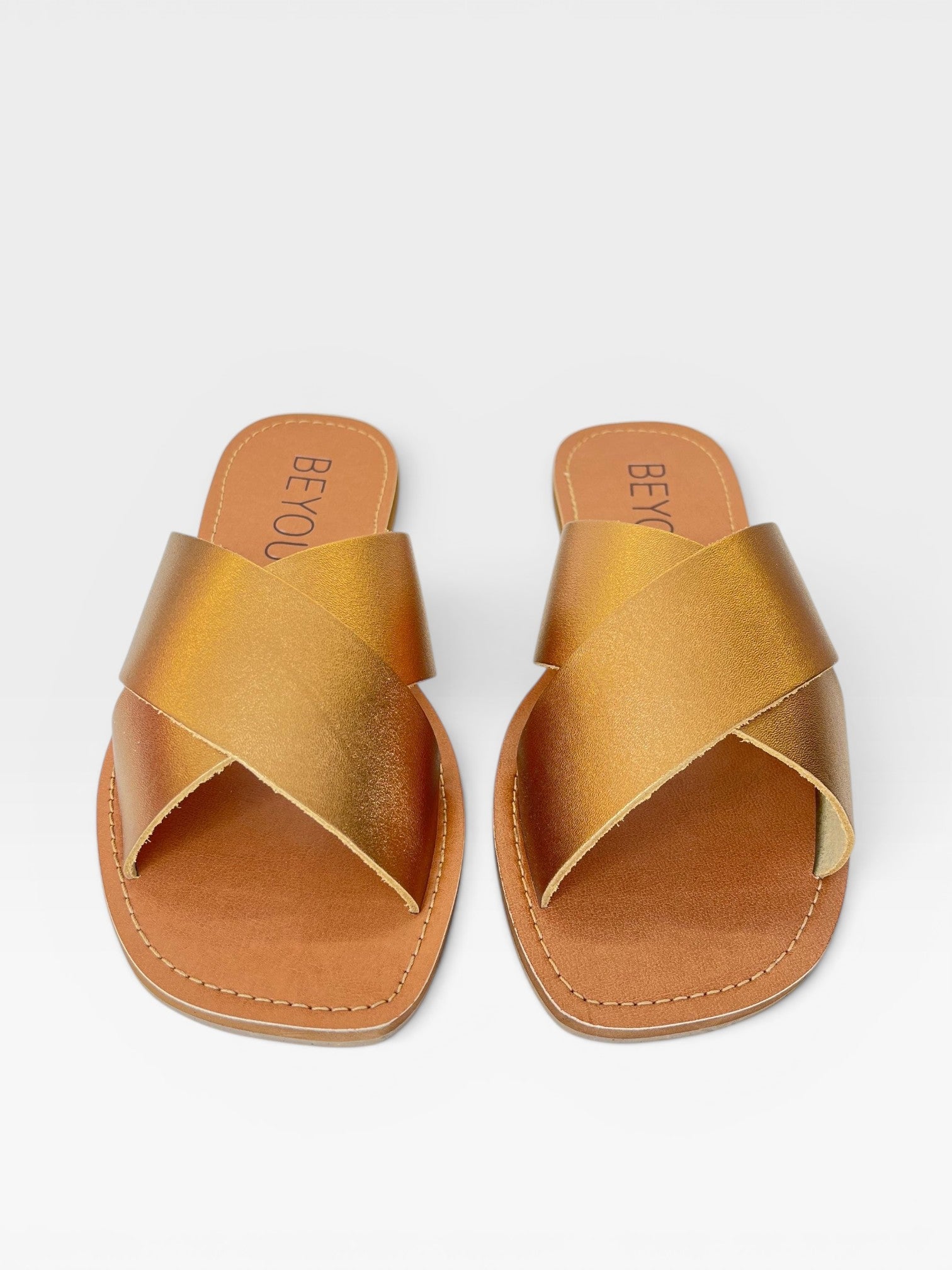 Rasteira Beyou Shoes Maldivas em couro bronze com tiras cruzadas e acabamento brilhante