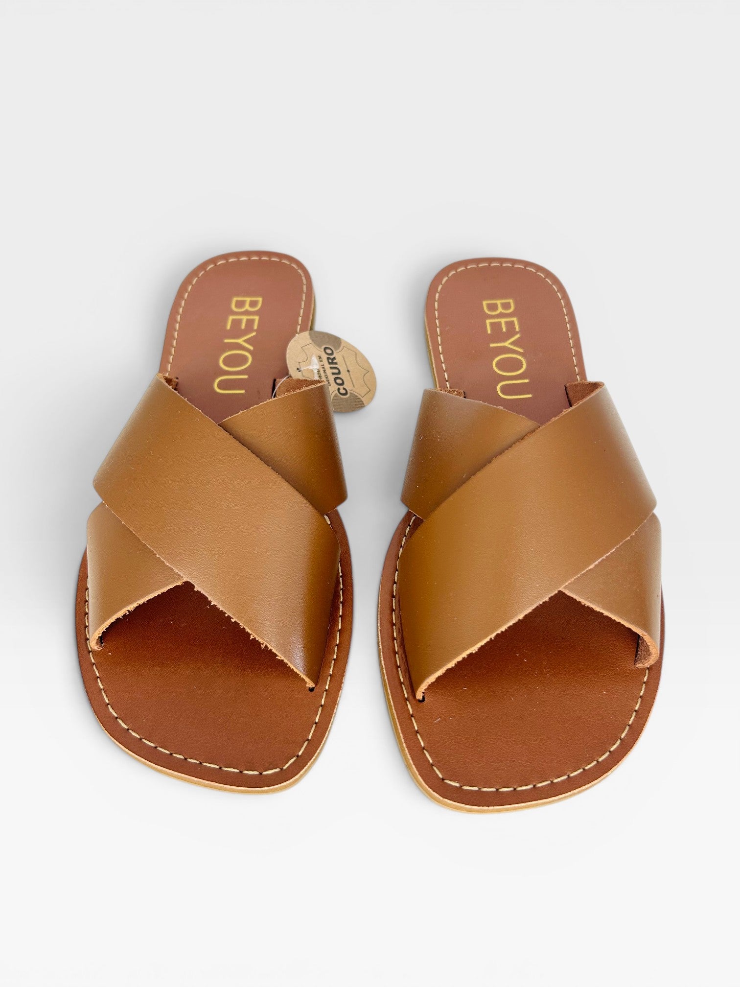 Rasteira Beyou Shoes Maldivas caramelo em couro com tiras cruzadas e costura aparente, estilo casual e elegante.