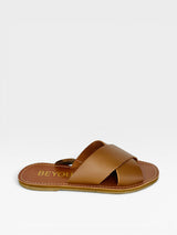 Rasteira Maldivas Beyou Shoes em couro caramelo com tiras cruzadas e design minimalista