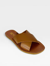 Rasteira Beyou Shoes Maldivas caramelo em couro com tiras cruzadas e costura aparente