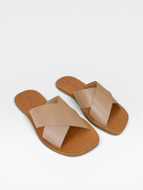 Rasteira Beyou Shoes Maldivas em couro nude com tiras cruzadas e design minimalista para o verão