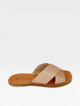 Rasteira Beyou Shoes Maldivas em couro nude com tiras cruzadas e design minimalista para um look casual de verão