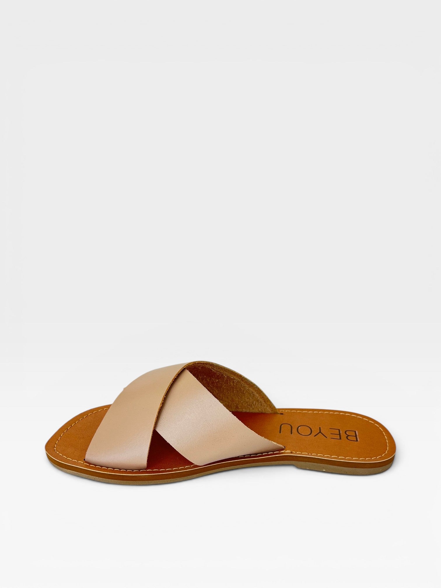 Rasteira Beyou Shoes Maldivas nude em couro com tiras cruzadas e design minimalista para verão.