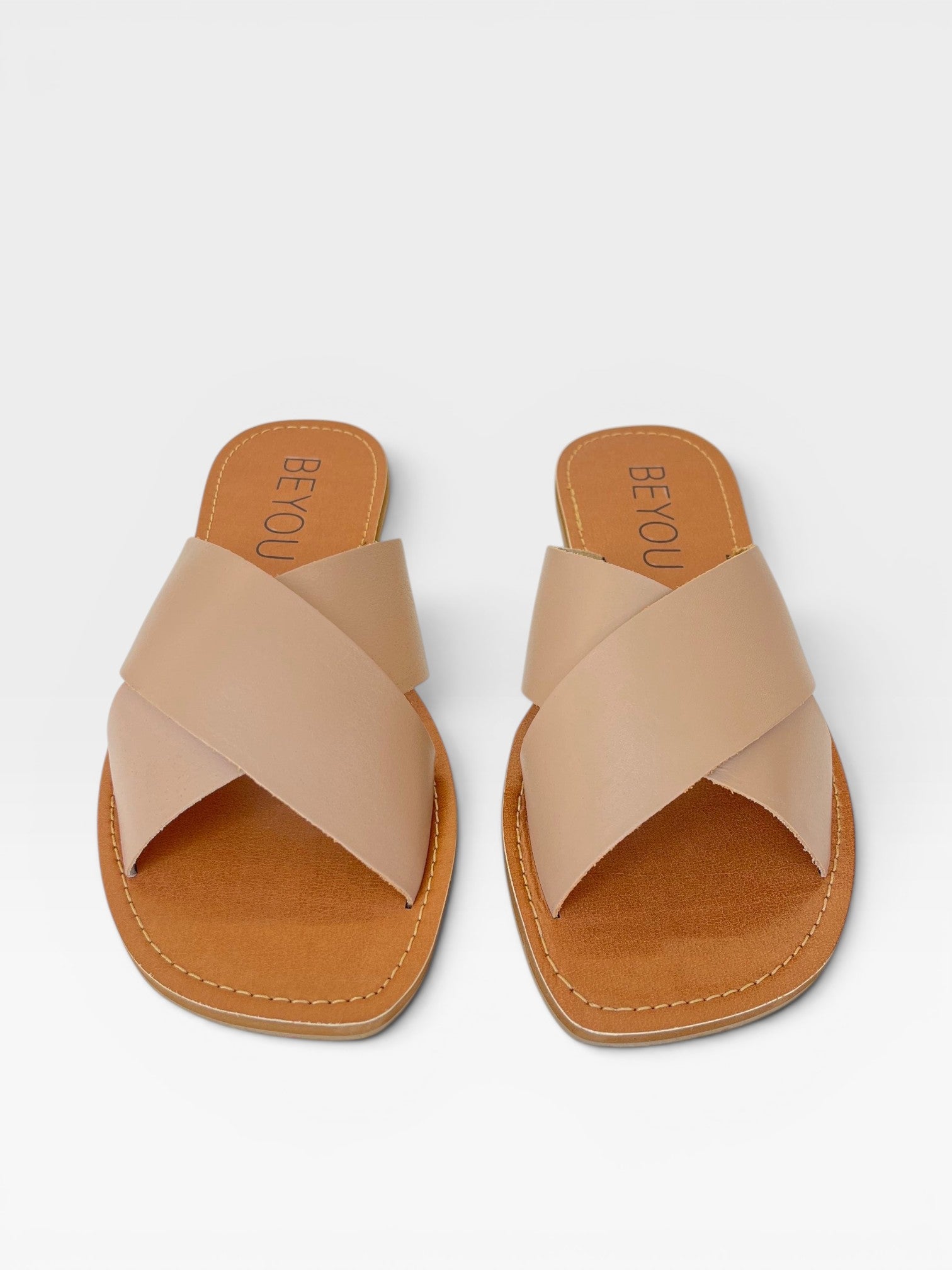 Rasteira Maldivas Beyou Shoes em couro nude com tiras cruzadas e design minimalista para o verão