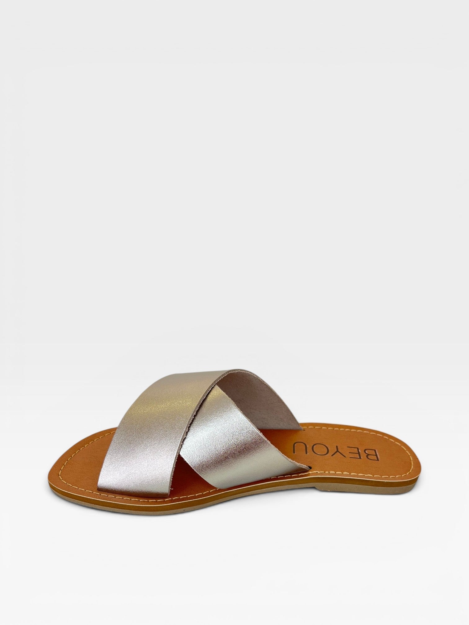 Rasteira Beyou Shoes Maldivas na cor ônix, feita em couro com tiras cruzadas brilhantes e palmilha confortável.