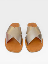 Rasteira Beyou Shoes Maldivas na cor ônix, feita em couro com tiras cruzadas e acabamento metalizado.
