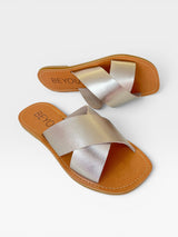 Rasteira Beyou Shoes Maldivas na cor ônix, feita em couro com tiras cruzadas e acabamento brilhante.