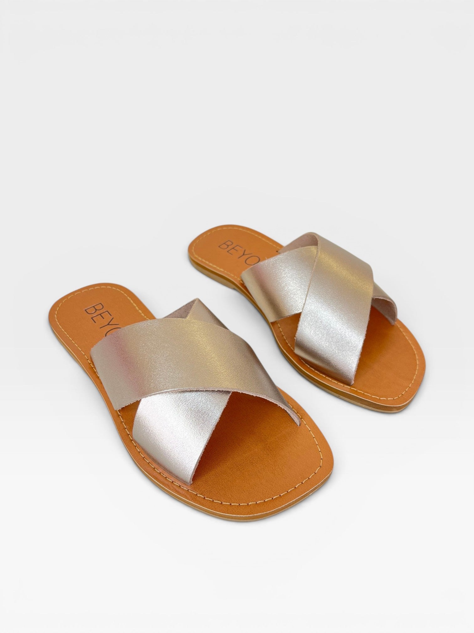 Rasteira Beyou Shoes Maldivas em couro cor ônix com tiras cruzadas e acabamento brilhante