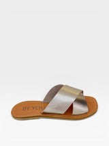 Rasteira Beyou Shoes Maldivas na cor ônix, feita em couro com tiras cruzadas e acabamento metalizado brilhante.