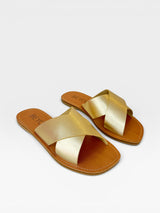 Rasteira Maldivas Beyou Shoes em couro cor ouro light com tiras cruzadas e acabamento brilhante