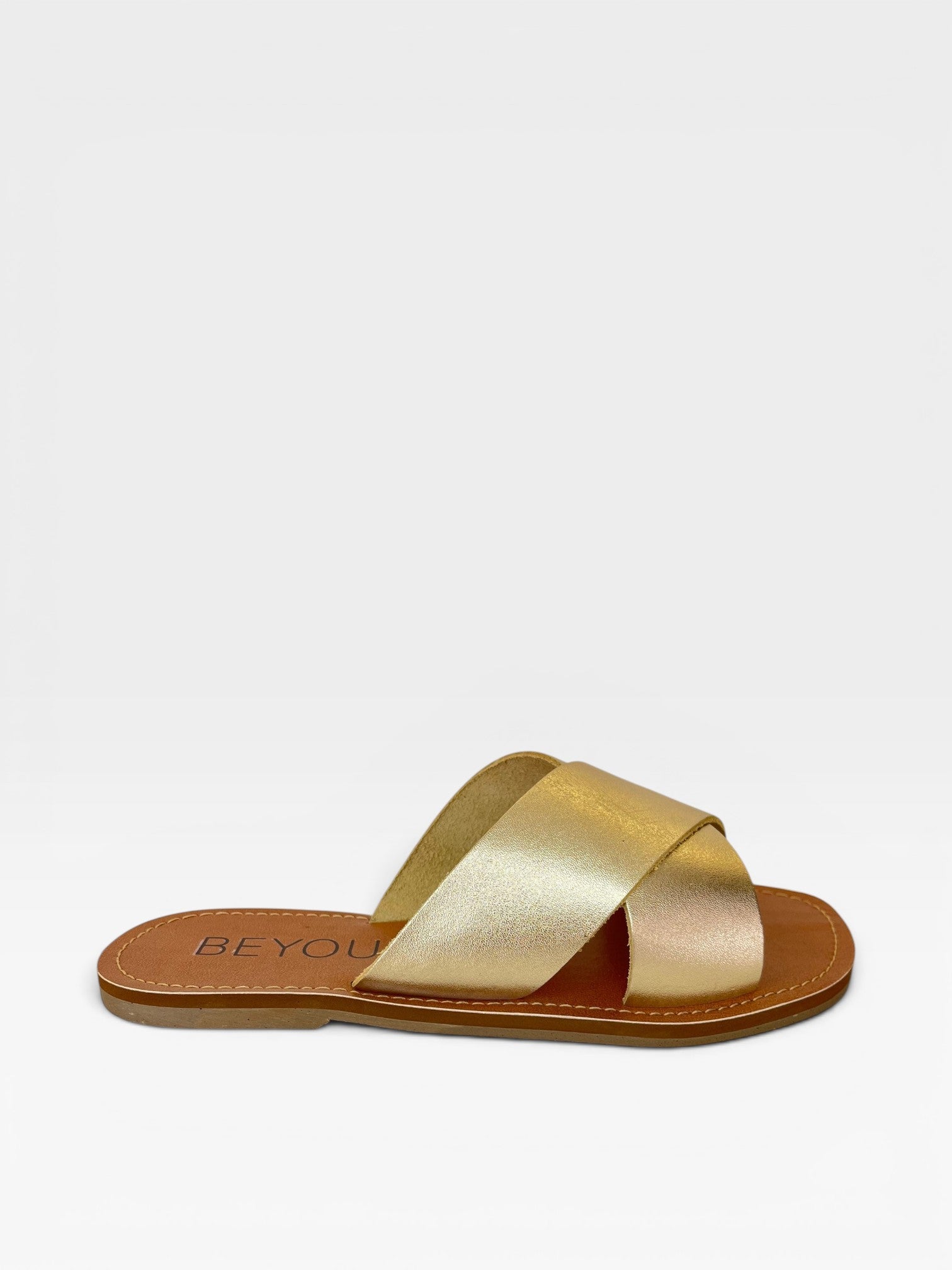 Rasteira Beyou Shoes Maldivas em couro cor ouro light com tiras cruzadas e design minimalista para verão