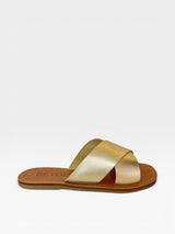 Rasteira Beyou Shoes Maldivas em couro cor ouro light com tiras cruzadas e design minimalista para verão