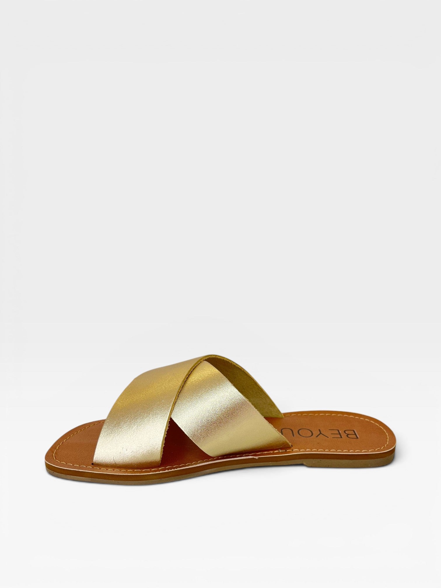 Rasteira Maldivas Beyou Shoes em couro cor ouro light com tiras cruzadas e design minimalista