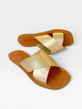 Rasteira Maldivas Beyou Shoes em couro cor ouro light com tiras cruzadas e acabamento brilhante