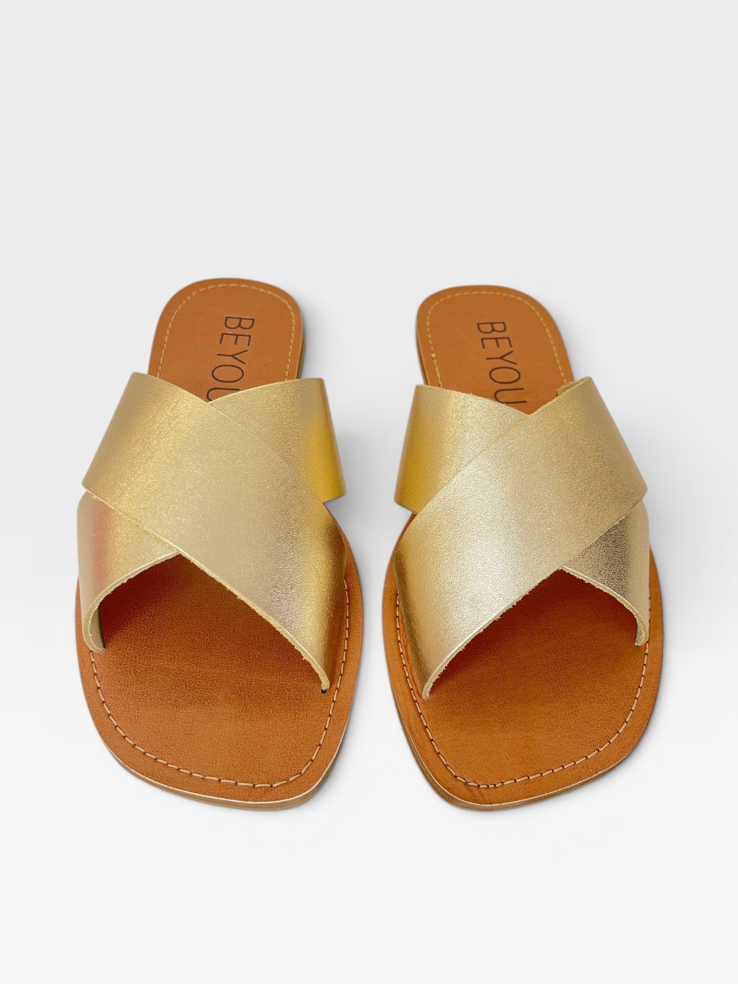 Rasteira Beyou Shoes Maldivas em couro cor ouro light com tiras cruzadas e acabamento brilhante