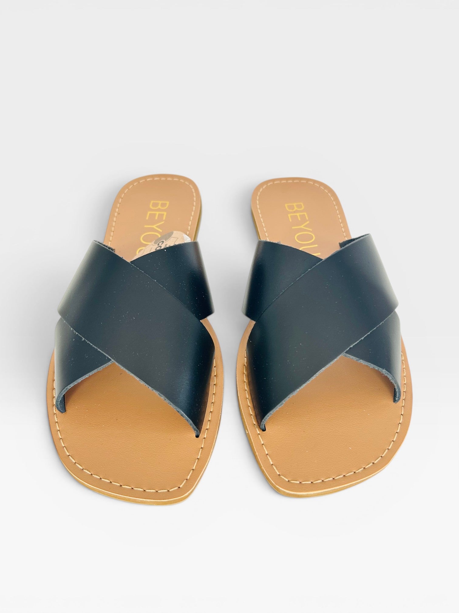 Rasteira Beyou Shoes Maldivas preta em couro com tiras cruzadas e palmilha bege