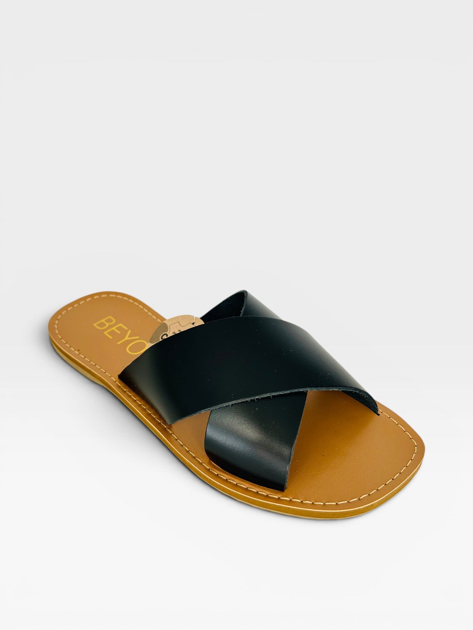 Rasteira Beyou Shoes Maldivas preta em couro com tiras cruzadas e palmilha caramelo