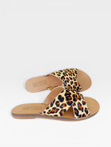 Rasteira Beyou Shoes Marrakech em couro com estampa animal print de onça e design de tiras cruzadas