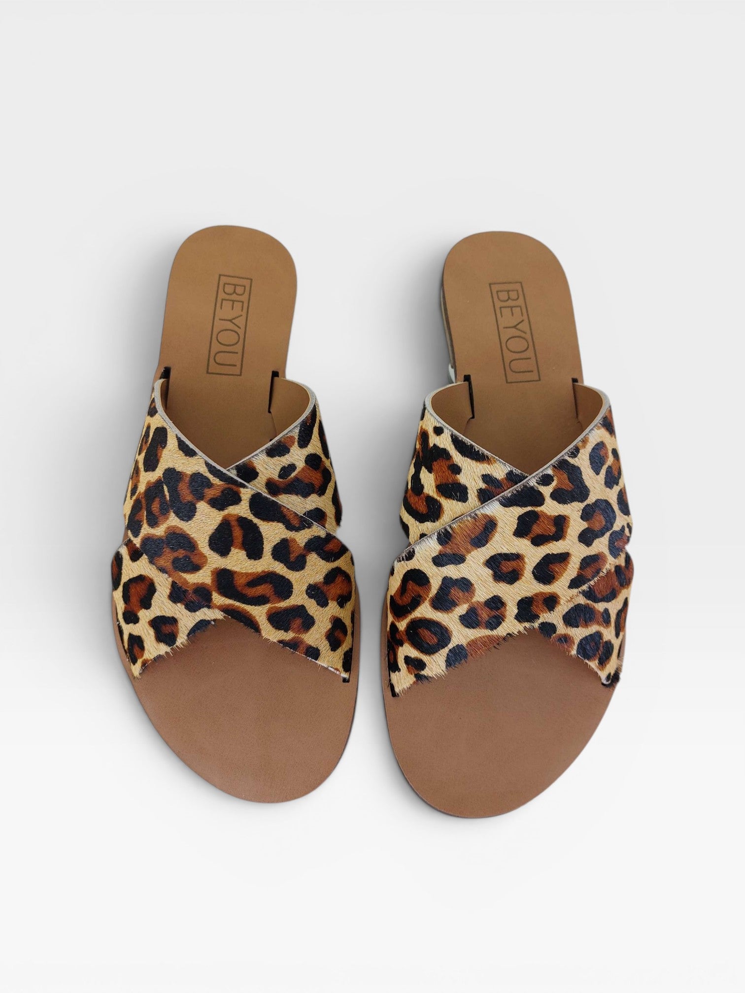 Rasteira Marrakech Beyou Shoes em couro com estampa animal print de onça e design de tiras cruzadas