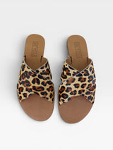 Rasteira Marrakech Beyou Shoes em couro com estampa animal print de onça e design de tiras cruzadas