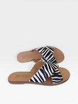 Rasteira Beyou Shoes Marrakech em couro com estampa animal print de zebra e tiras cruzadas sobre o peito do pé