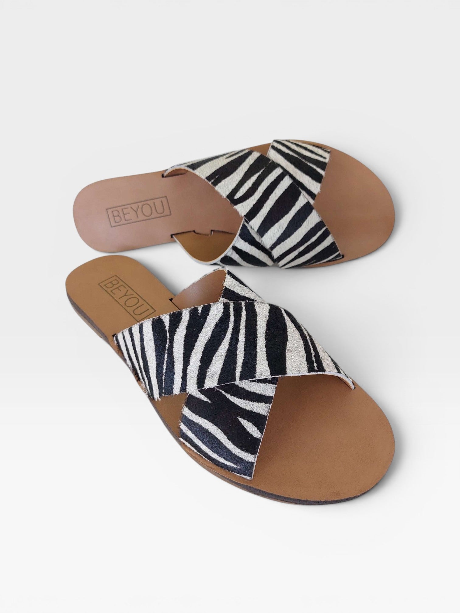 Rasteira Marrakech Beyou Shoes em couro com estampa animal print de zebra e tiras cruzadas