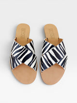 Rasteira Beyou Shoes Marrakech em couro com estampa animal print de zebra e tiras cruzadas sobre o peito do pé