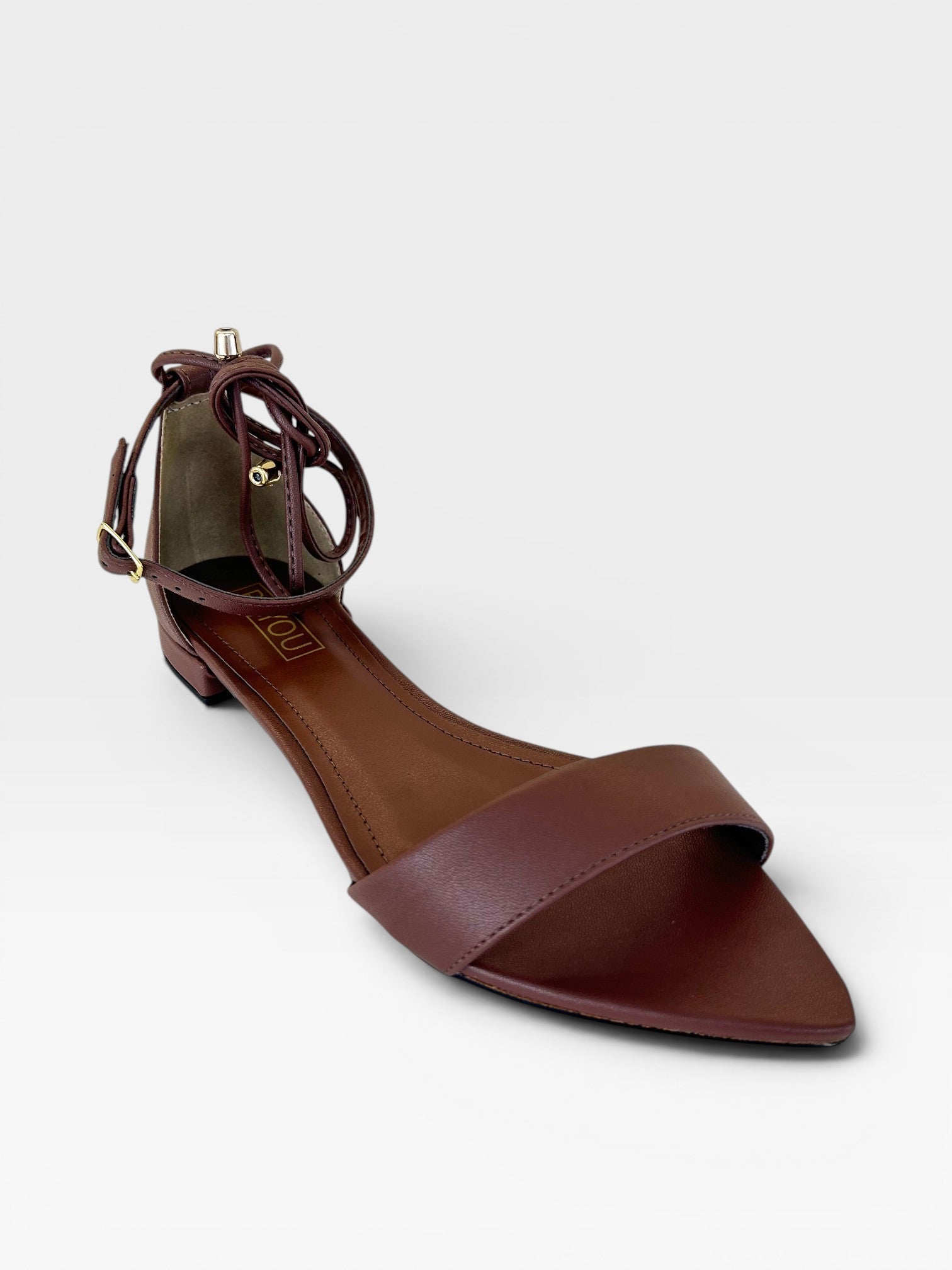 Rasteira Beyou Shoes Merano marrom em napa com tiras de amarração no tornozelo e bico fino elegante