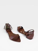 Rasteira Beyou Shoes Merano marrom em napa com tiras de amarração e bico fino, design minimalista e elegante.
