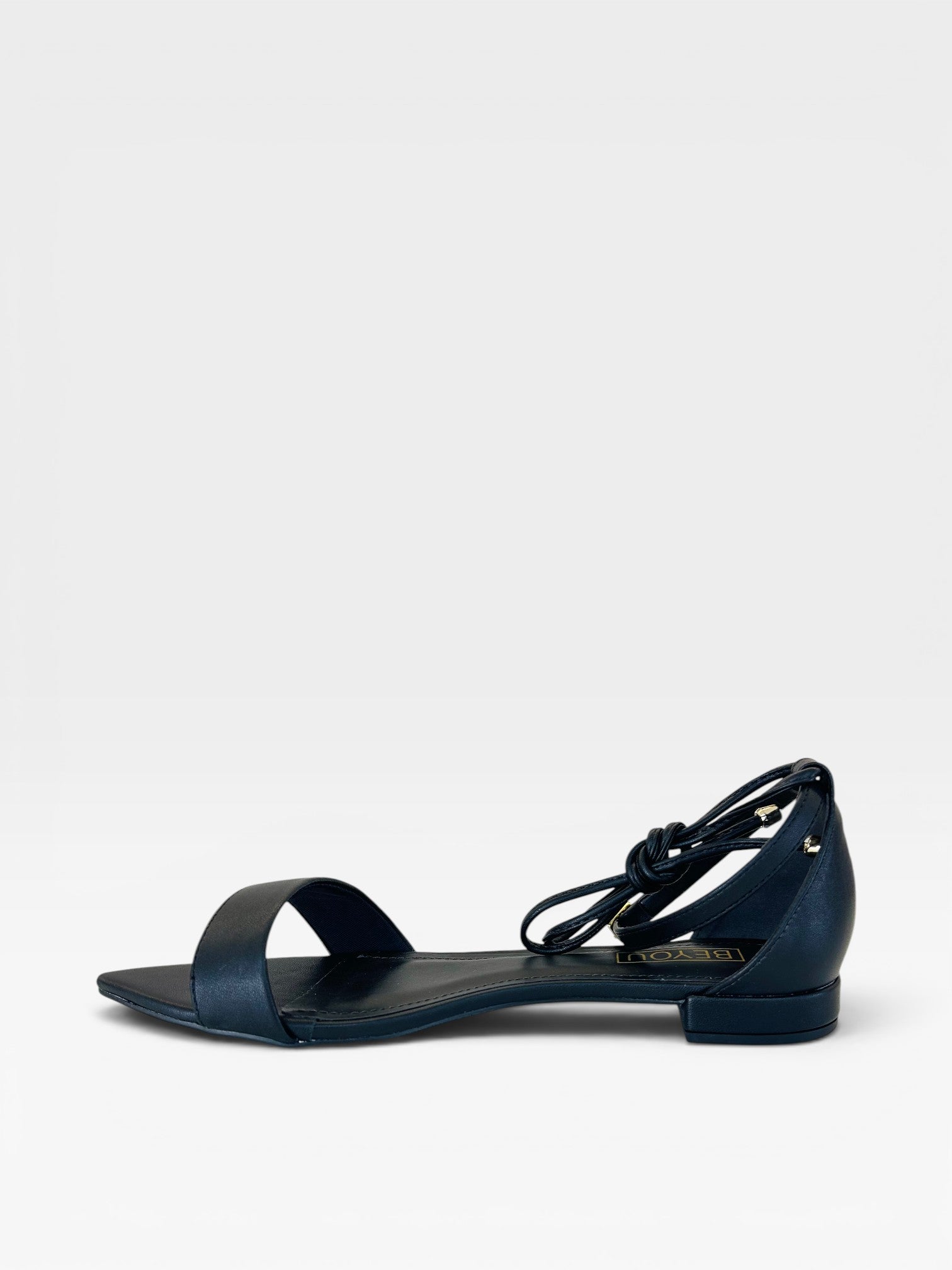 Rasteira Merano preta Beyou Shoes em napa com design minimalista e tiras de amarração no tornozelo