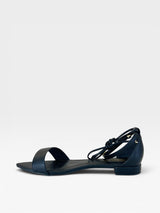 Rasteira Merano preta Beyou Shoes em napa com design minimalista e tiras de amarração no tornozelo