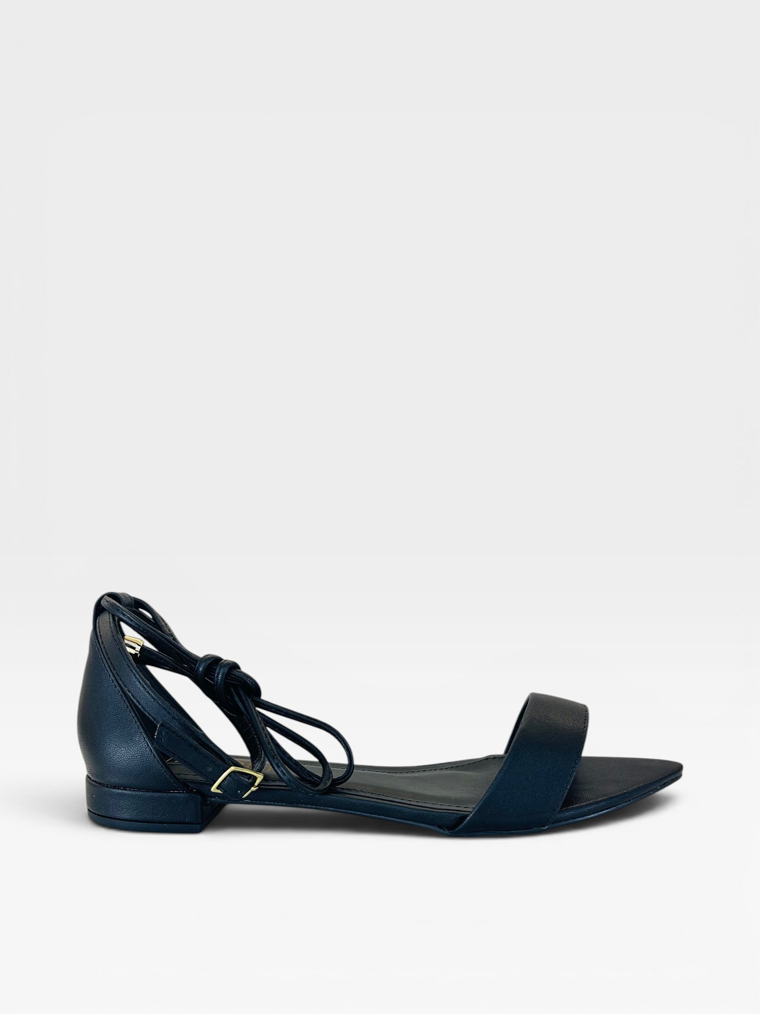 Rasteira Beyou Shoes Merano preta em napa com tiras de amarração e design minimalista em vista lateral