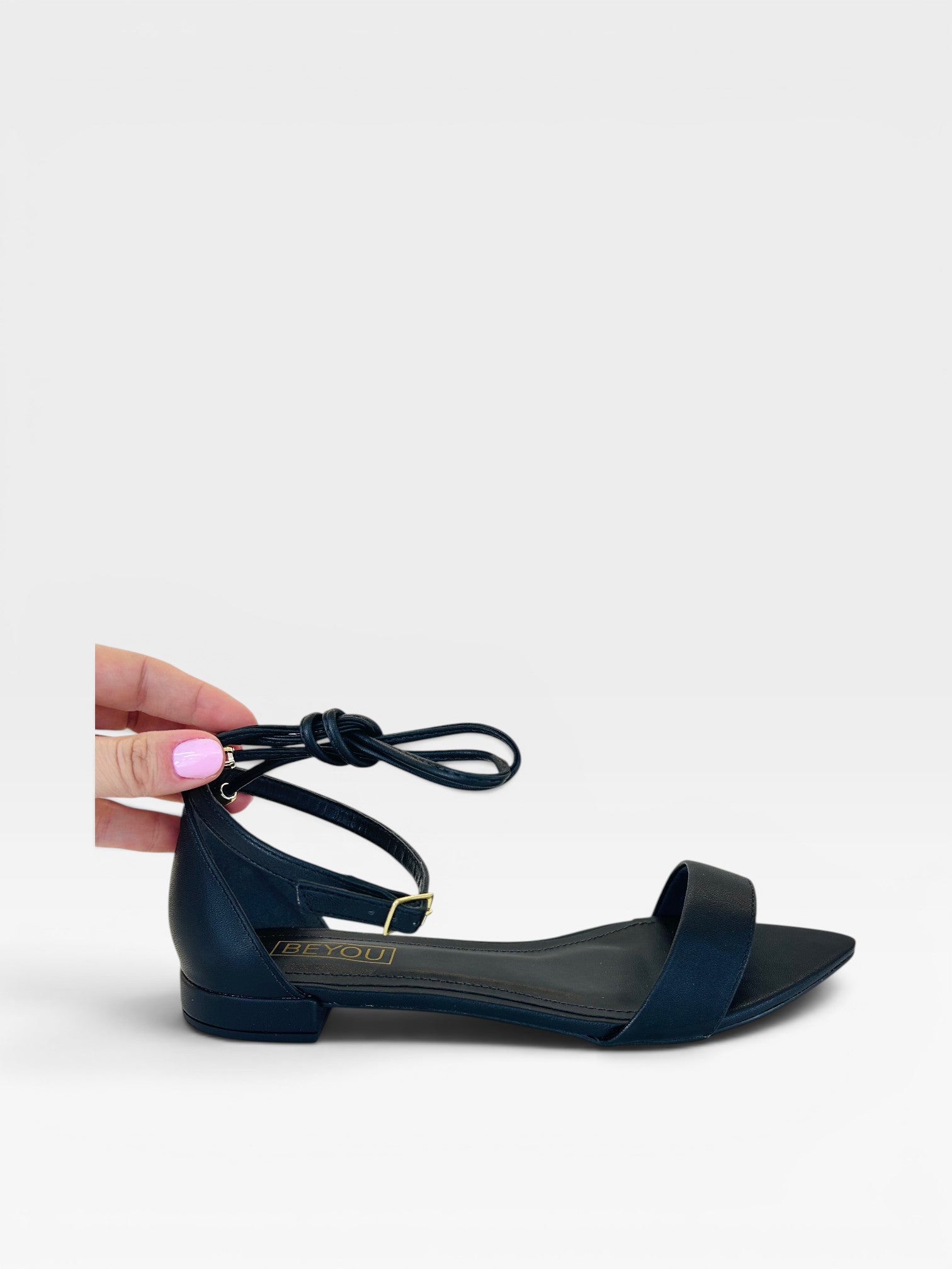 Rasteira Beyou Shoes Merano preta em napa com tiras de amarração no tornozelo e bico fino