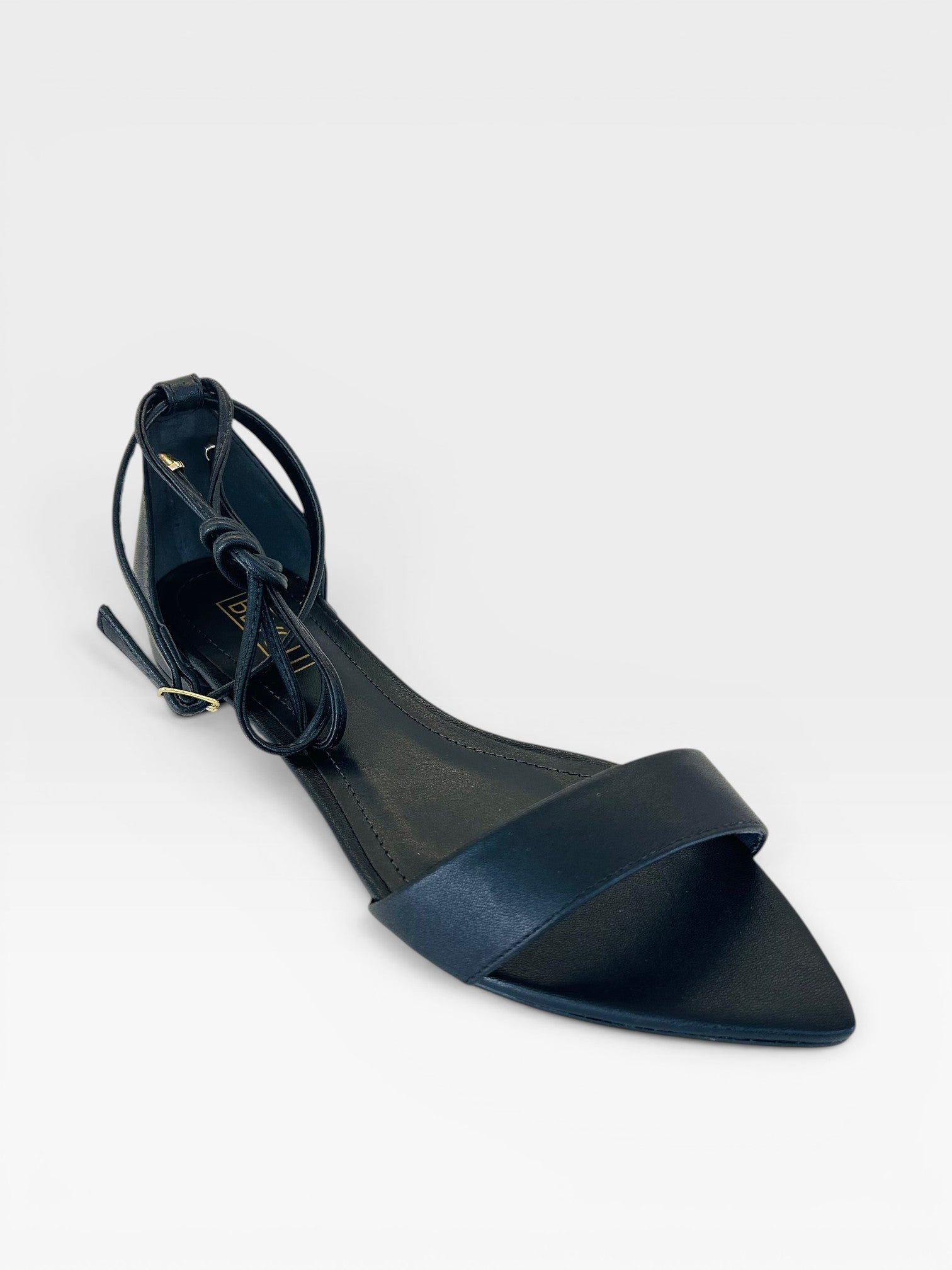 Rasteira Beyou Shoes Merano preta em napa com bico fino e tiras delicadas para amarração no tornozelo