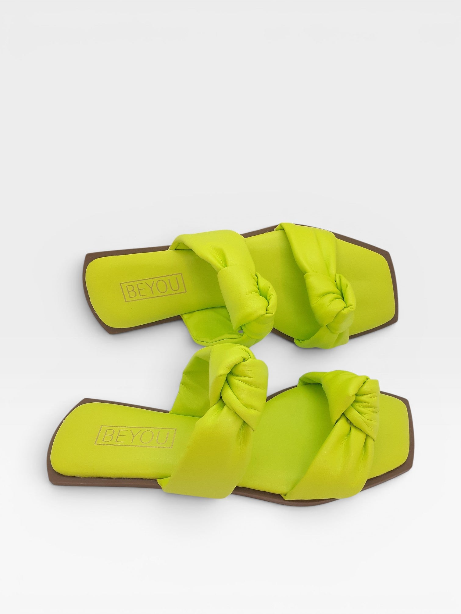 Rasteira Beyou Shoes Miami na cor limão siciliano neon, feita em napa com detalhe de nós sobre o peito do pé.