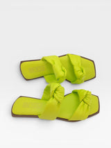 Rasteira Beyou Shoes Miami na cor limão siciliano neon, feita em napa com detalhe de nós sobre o peito do pé.