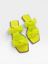 Rasteira Beyou Shoes Miami na cor limão siciliano, feita em napa com tiras de nós e bico quadrado.