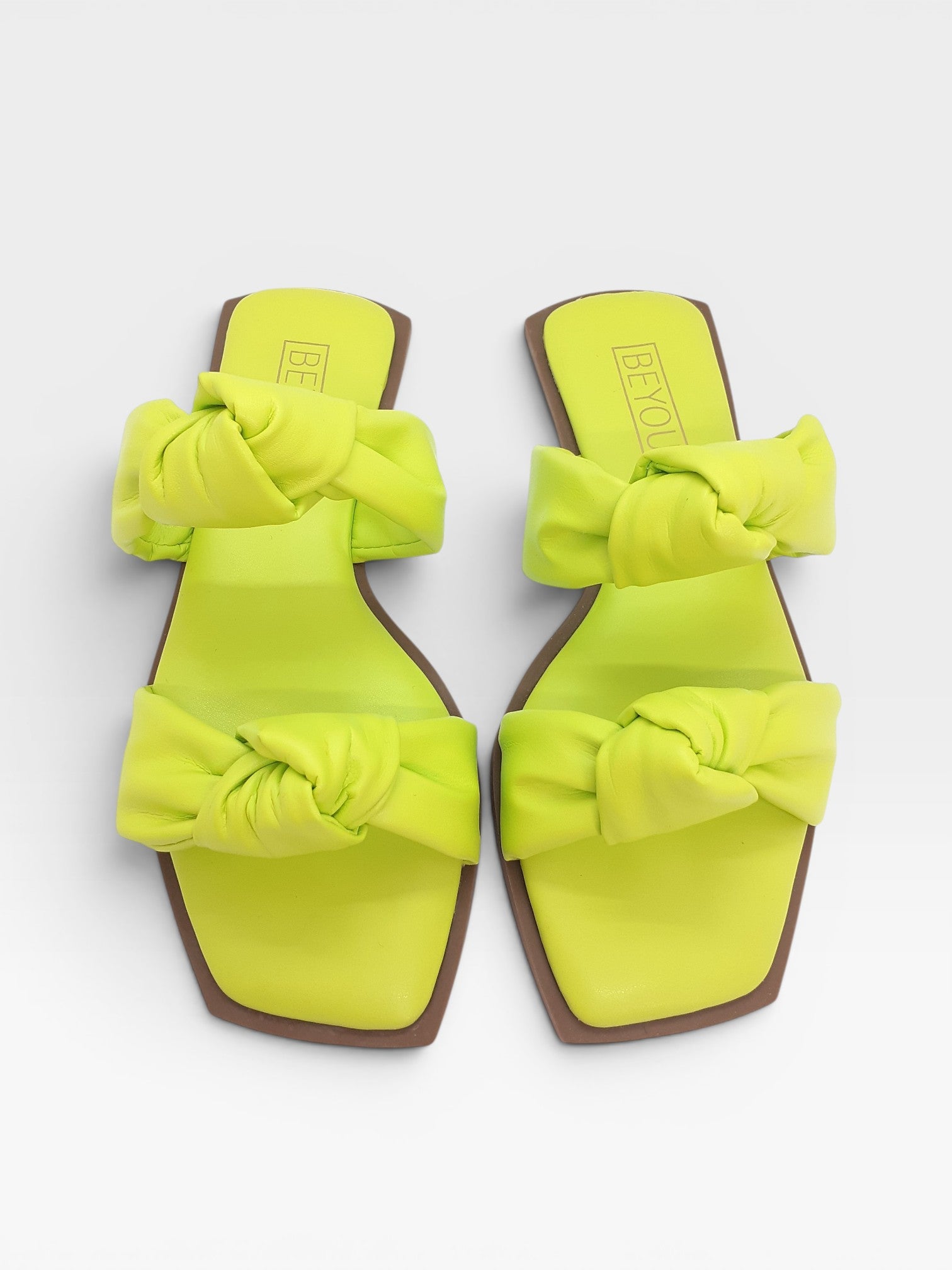 Rasteira Beyou Shoes Miami na cor limão siciliano em napa com detalhes de nós e bico quadrado