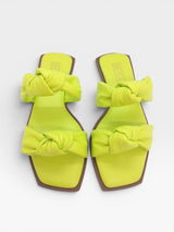 Rasteira Beyou Shoes Miami na cor limão siciliano em napa com detalhes de nós e bico quadrado